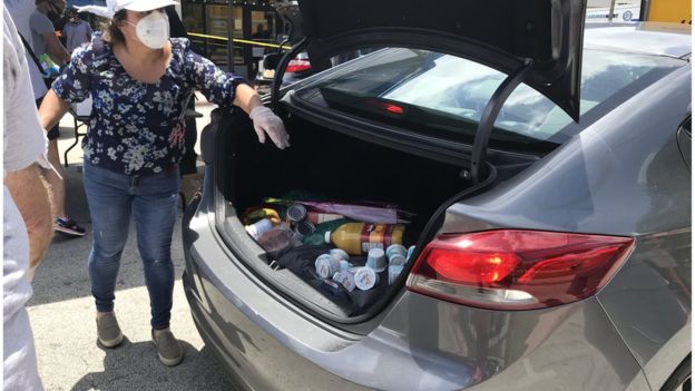  Romina Orozco donó cientos de flores de su negocio para aportar un detalle especial. (Foto Guatevisión: BBC Mundo)