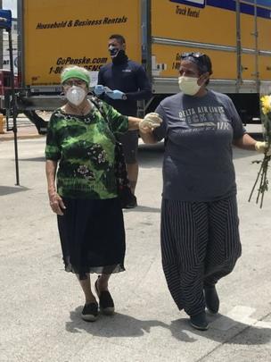  Aunque el reparto de alimentos se realiza exclusivamente en autos, las personas que llegan a pie pueden inscribirse en una lista para recibir los productos en casa. (Foto Guatevisión: BBC Mundo)