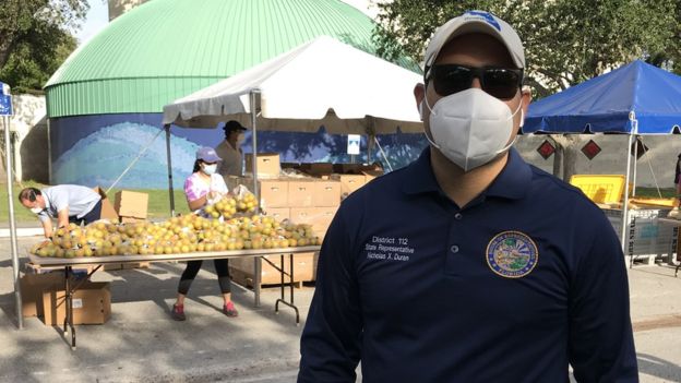  Figuras de la política local participan también en la distribución de productos. (Foto Guatevisión: BBC Mundo)