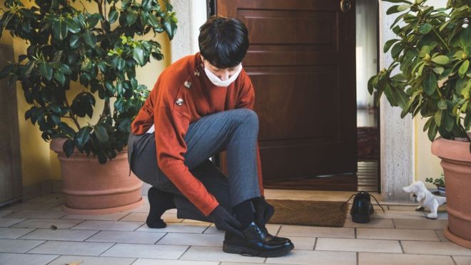 Debido al coronavirus, algunas personas han considerado quitarse los zapatos antes de entrar en sus hogares. (Foto Guatevisión: Getty Images)