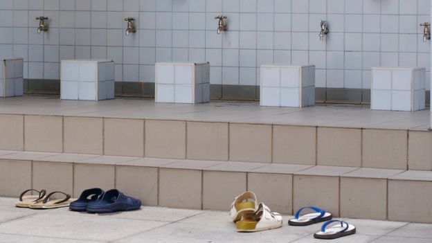 En las mezquitas hay instalaciones para que los musulmanes puedan prepararse para rezar. Deben mojarse la cabeza, lavarse la cara, las manos, los brazos y los pies. (Foto Guatevisión: Getty Images)