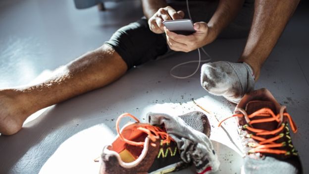 De acuerdo con los expertos, la tasa de supervivencia de un microorganismo en una superficie depende de sus características y de las condiciones ambientales. (Foto Guatevisión: Getty Images)