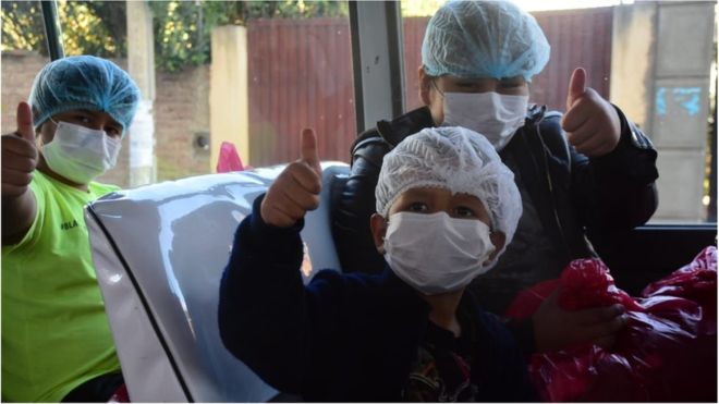Coronavirus en Bolivia: la emotiva historia de los ocho primos que superaron juntos el covid-19 en el hospital
