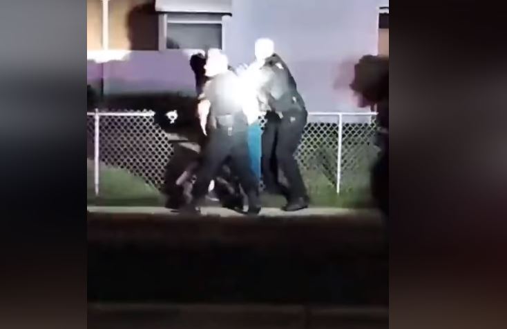 Video: Policía golpea a una mujer durante un arresto y descarga una pistola eléctrica sobre el hombre que la acompaña
