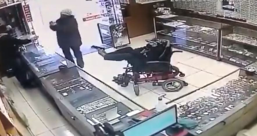 Video: hombre en silla de ruedas usa los pies para sujetar arma y cometer asalto
