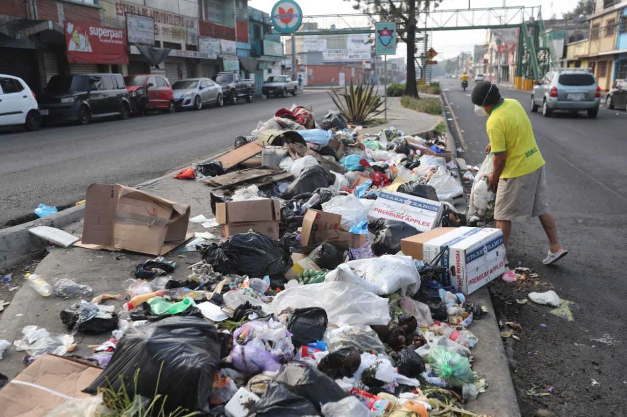 Coronavirus en Guatemala: Mascarillas, guantes y otros desechos contaminan las calles