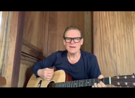 “Comen murciélagos y crean virus”, el cantante canadiense Bryan Adams estalla de enojo contra China