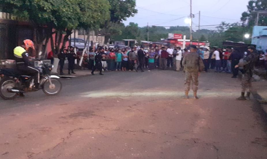 Pobladores se aglomeran y rompen cordón sanitario en Malacatán por el coronavirus