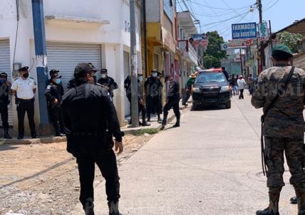 Tensión en Ixtahuacán por vendedores que incumplen toque de queda por el coronavirus