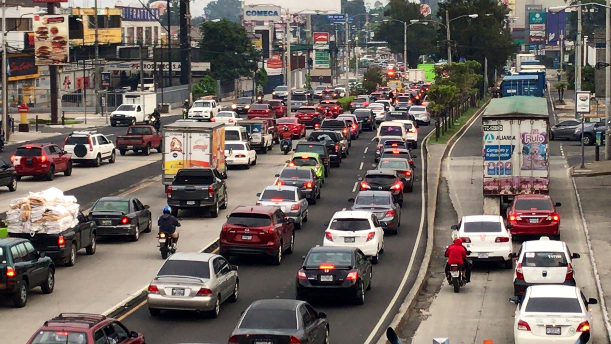 Galería: automovilistas quedan atrapados en caos vial al inicio del toque de queda