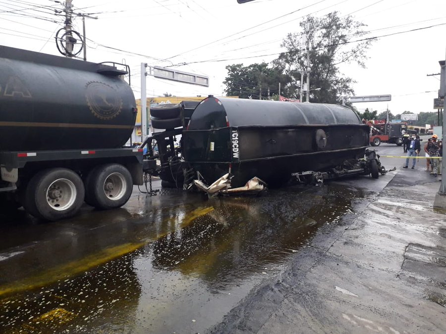 Picop queda debajo de una pipa con combustible y muere un hombre