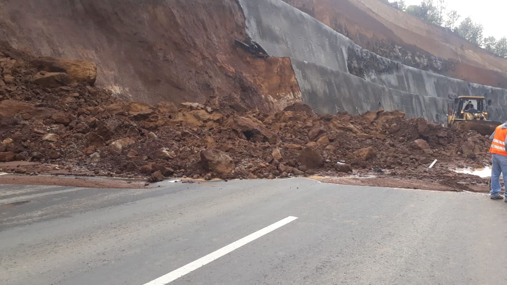 Derrumbe de grandes proporciones complica el paso en el libramiento de Chimaltenango