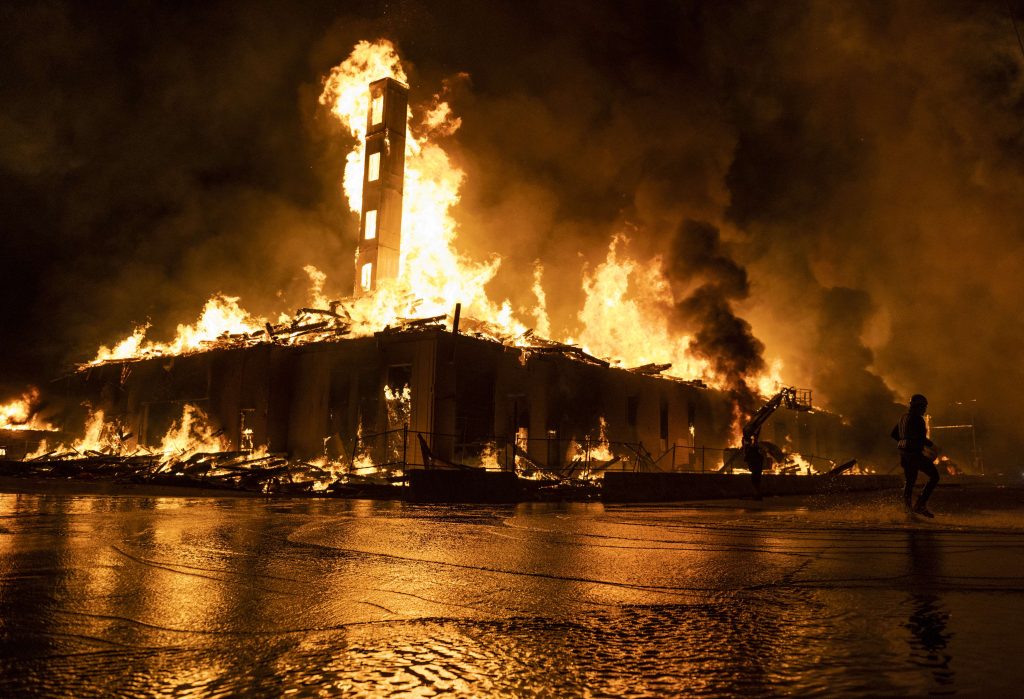 Saqueos, disparos e incendios: así transcurrió la segunda noche de protestas en EE. UU. por la muerte de un afroestadounidense
