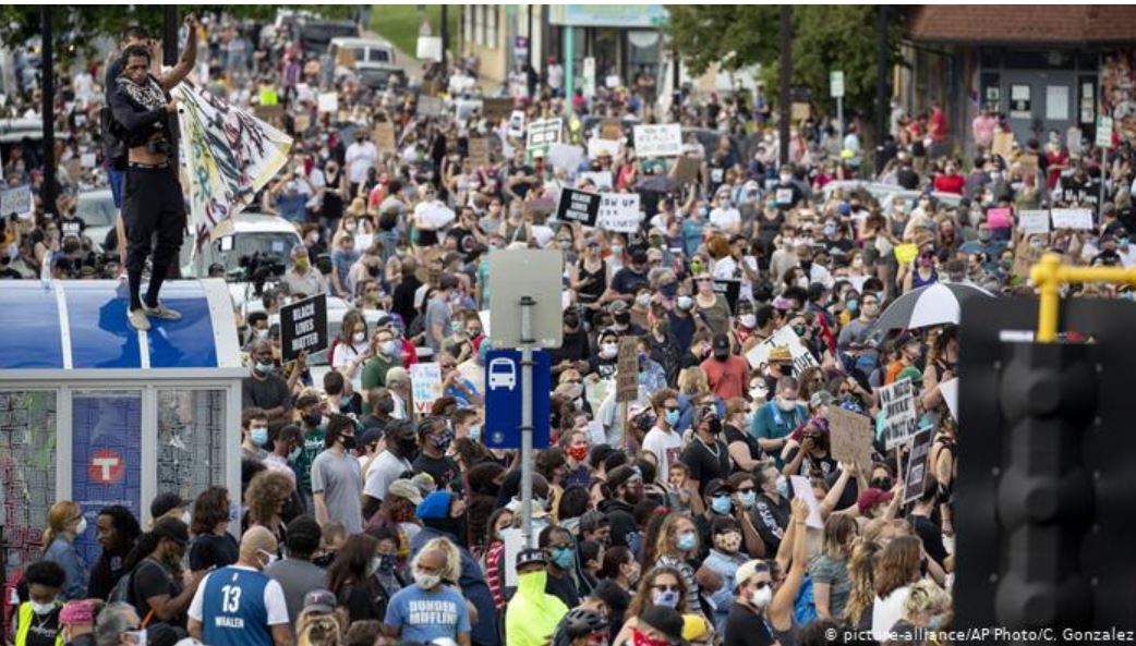 EE. UU.: miles protestan por la muerte de un afroamericano detenido por la policía
