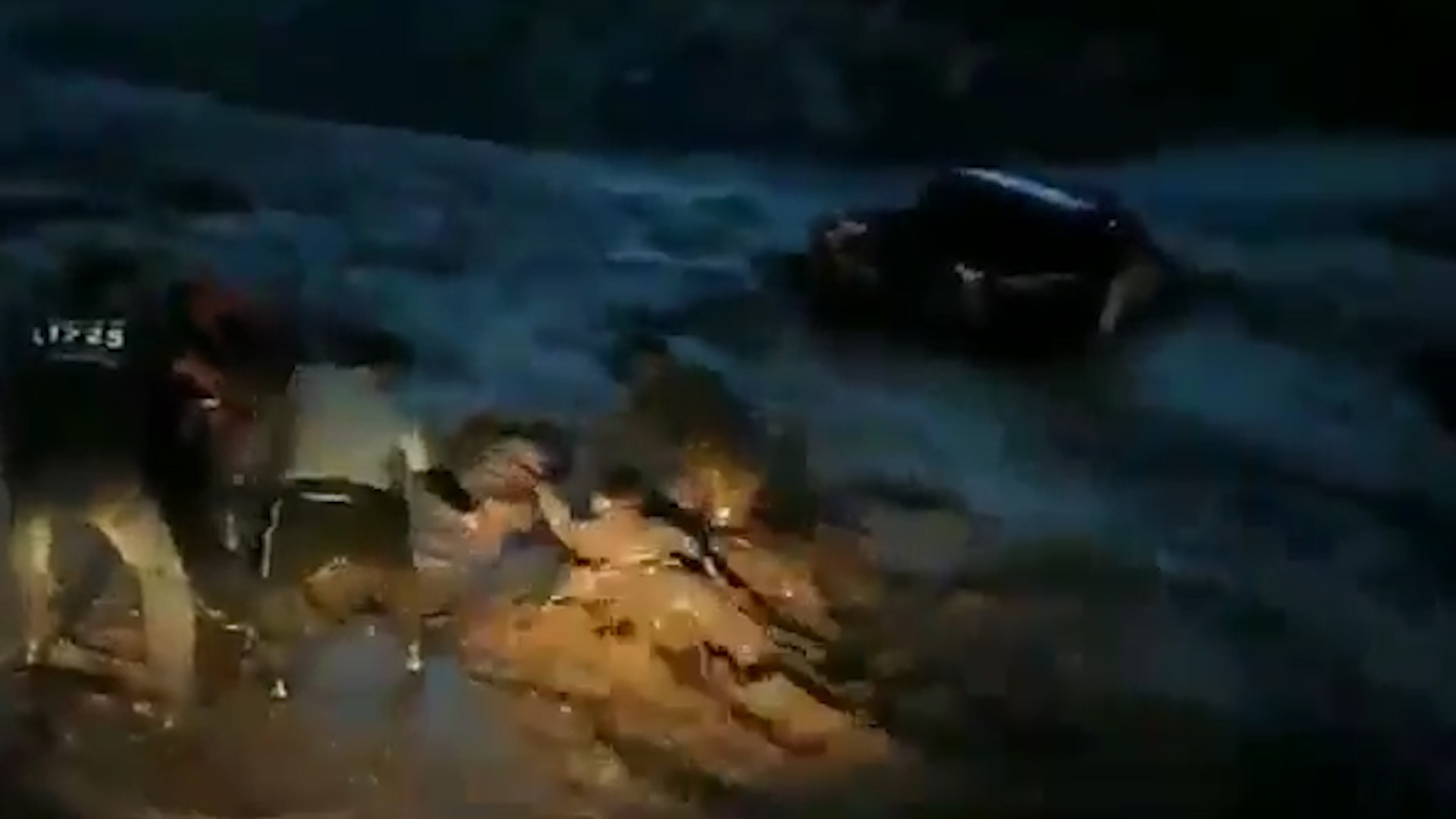 Video: El dramático rescate de dos policías en medio de una correntada cerca del Volcán de Fuego