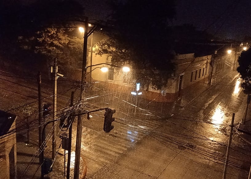 Fuerte lluvia se reporta en varias zonas de la ciudad y lugares aledaños
