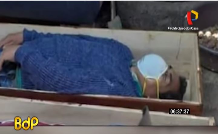 Coronavirus: alcalde de Perú violó la cuarentena, se escondió en un ataúd y se hizo el muerto para evitar ser capturado