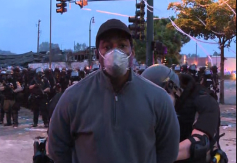 ¿Por qué retuvo la Policía a periodista afrodescendiente mientras cubría disturbios en Minneapolis?
