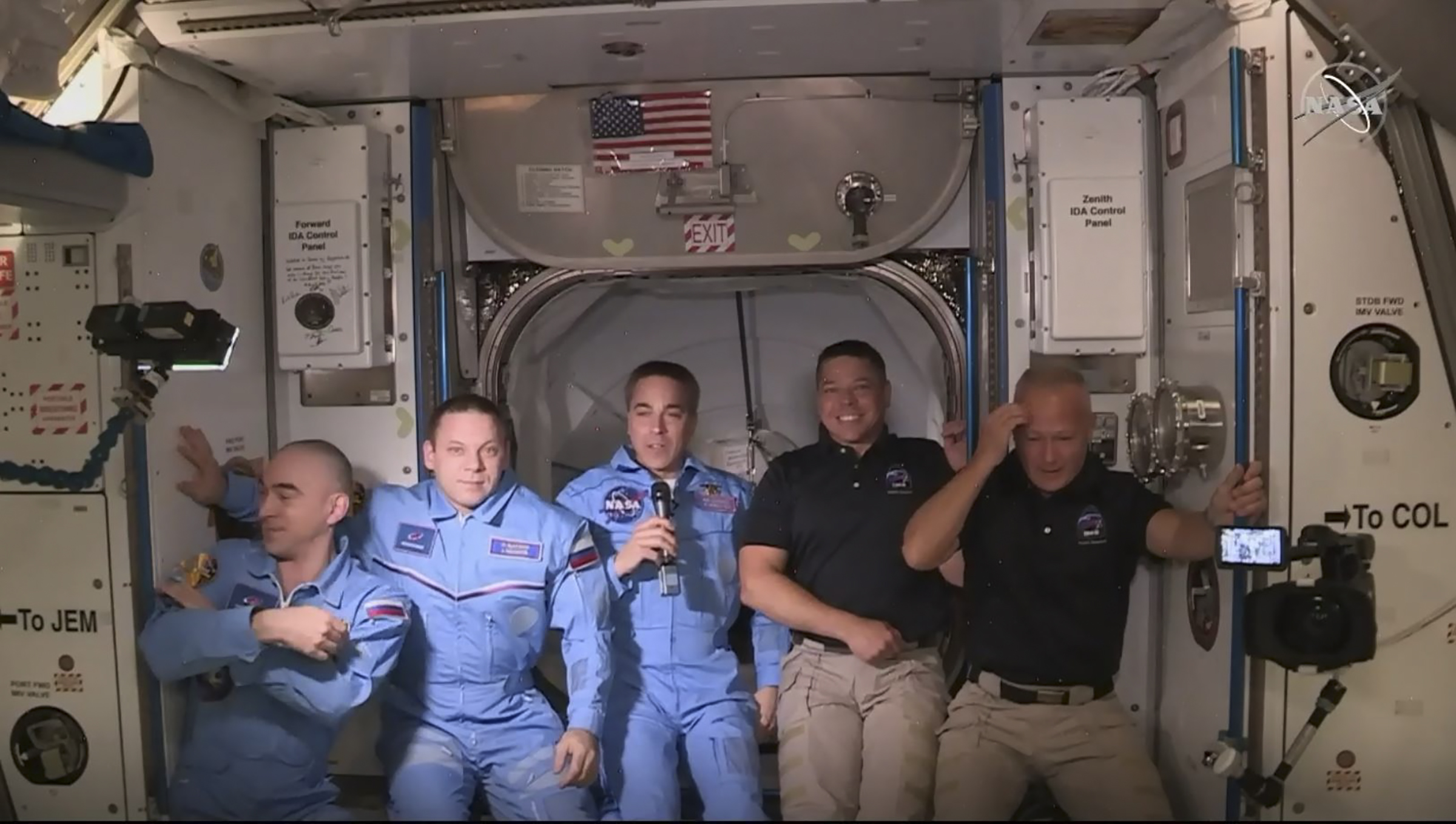 Astronautas del SpaceX se reúnen con tripulantes de la EEI