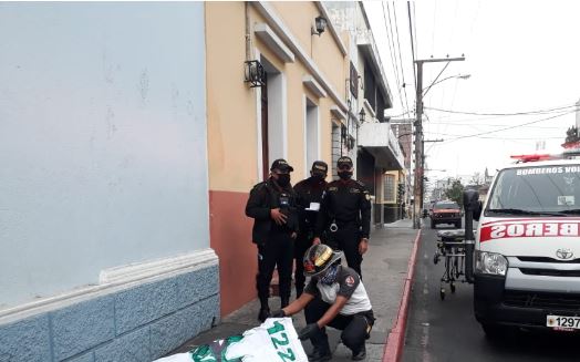Hombre muere atacado a tiros en asalto en la zona 1 capitalina