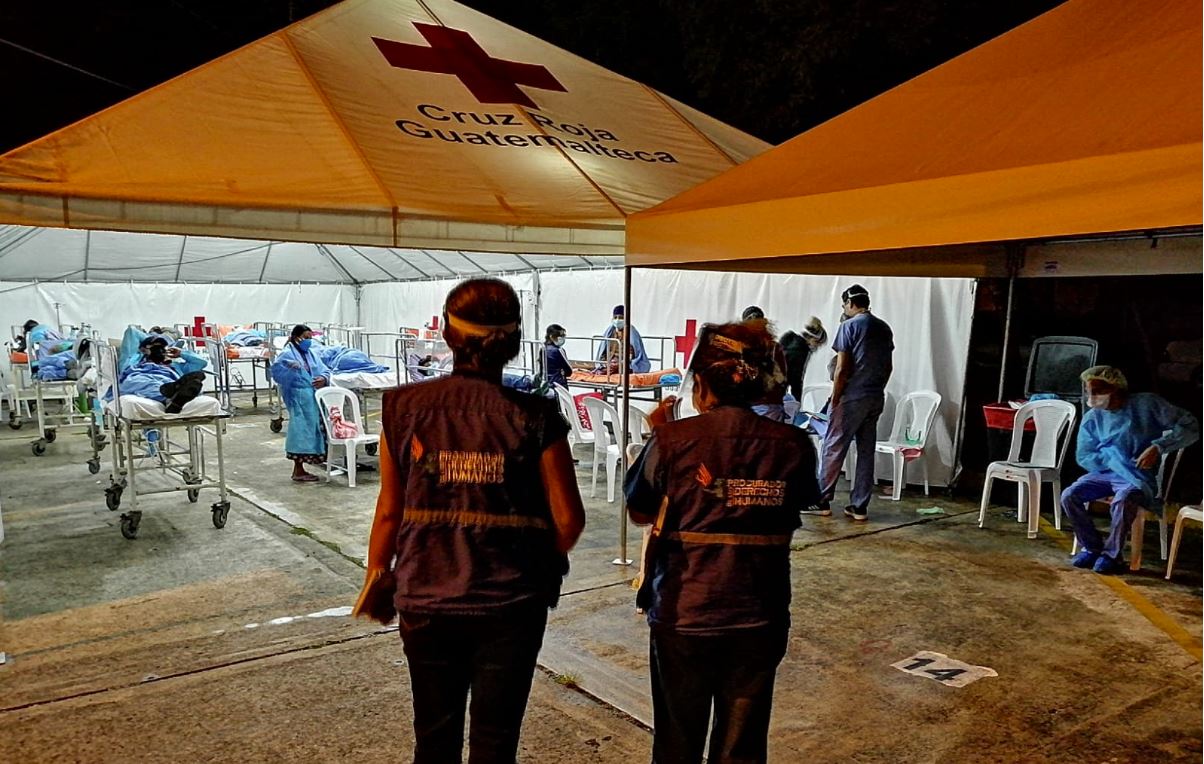 Bajo la lluvia, en carpas y a la intemperie, así pasó un grupo de pacientes del Hospital Roosevelt ante la saturación