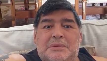 Diego Maradona, al borde de las lágrimas, pide comida para los barrios humildes en Argentina