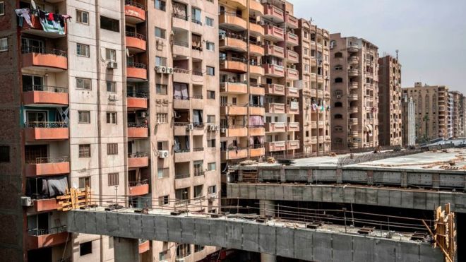 La autopista que el gobierno de Egipto construye a 50 cm de los balcones de unos edificios residenciales (y que bloquea por completo la luz de los primeros pisos)