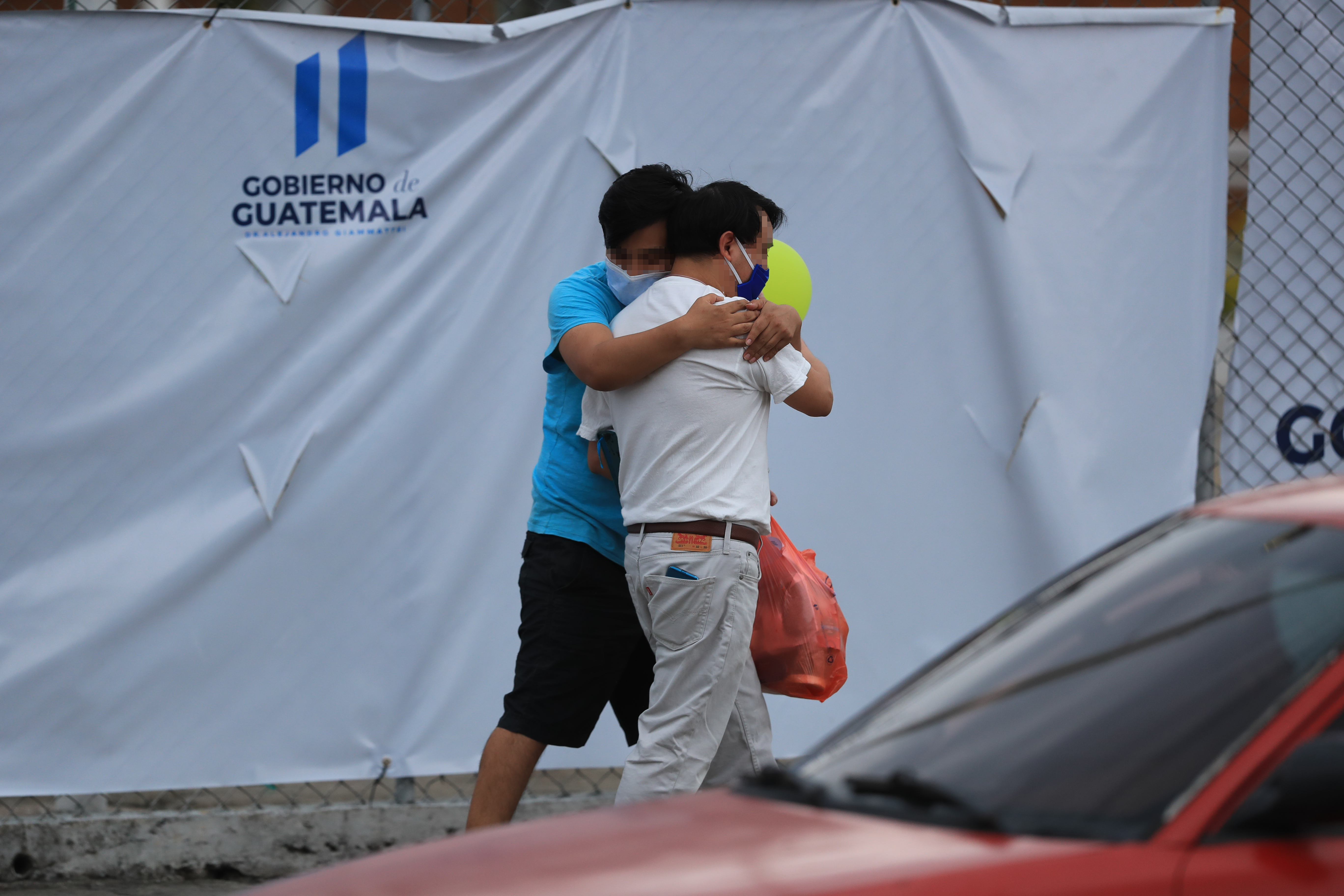 "Uno va a salir a ver la luz del sol": Recuperados de coronavirus salen del Parque de la Industria