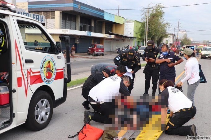 Choque entre moto y taxi deja un muerto y dos heridos en la Bolívar