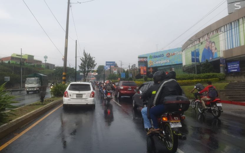 Fuerte lluvia y granizo sorprenden a vecinos de varios sectores de la capital