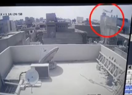Video: Cámara graba el momento en que avión se estrella en Pakistán y mata a 97 personas