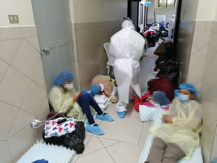 Duermen en el suelo y permanecen entre basura: Pacientes denuncian mala atención en hospital del IGSS