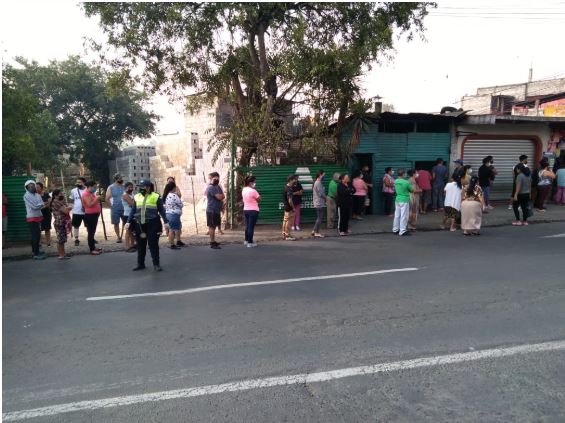 Guatemaltecos forman largas filas en las tiendas de barrio por cierre del coronavirus