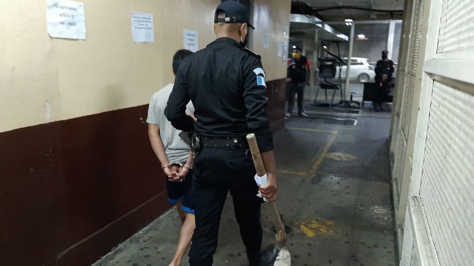 Hombre mata a “piochazos” a su compañero de fiesta después de beber y fumar