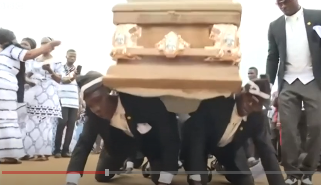Esto dicen los cargadores de féretros de Ghana de los memes que popularizaron sus danzas