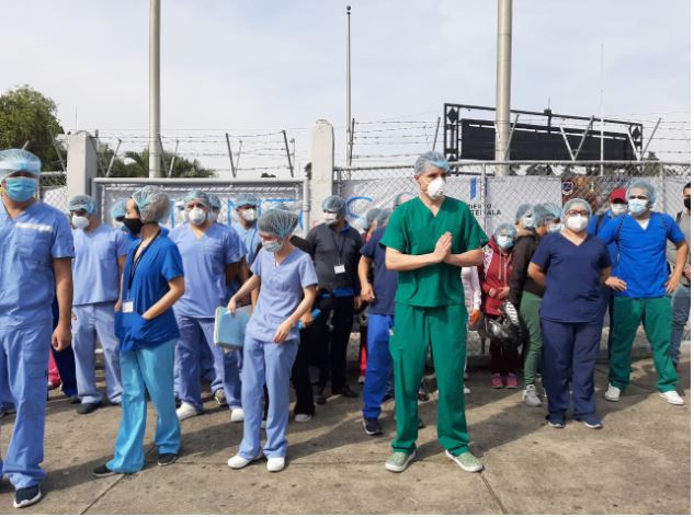 Médicos que luchan contra el coronavirus reclaman falta de pago y malas condiciones