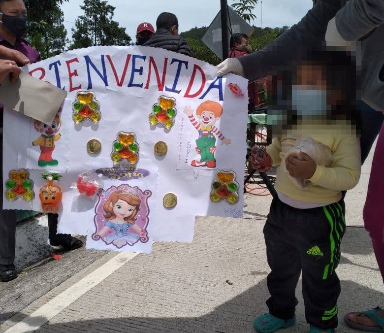 Con globos y cartulinas dan la bienvenida a niña que se recuperó de coronavirus