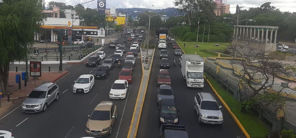Lluvia e incidentes viales complican el tránsito en varios puntos de la capital y Mixco