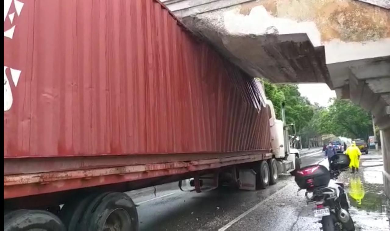 Tráiler se atora en pasarela histórica de la zona 13 y causa atascos vehiculares