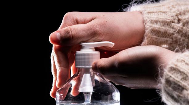 Reclusas usaban el gel desinfectante para emborracharse en una cárcel española