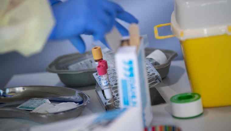 Oxford ya produce vacunas contra el covid-19 para venderlas en diciembre una vez testadas