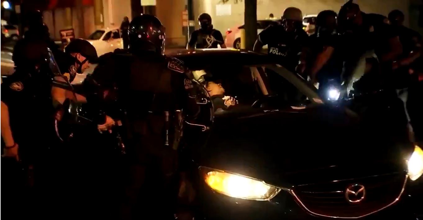 Video: dos policías son despedidos por uso excesivo de la fuerza contra manifestantes en Atlanta