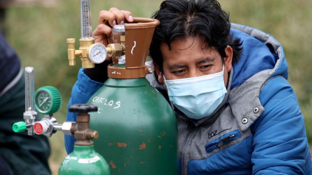 Coronavirus en Perú | “Tuvimos que vender casi todo para conseguir el oxígeno y que mi mamá no se ahogara”: la escasez de oxígeno por covid-19 que puso en alerta al gobierno