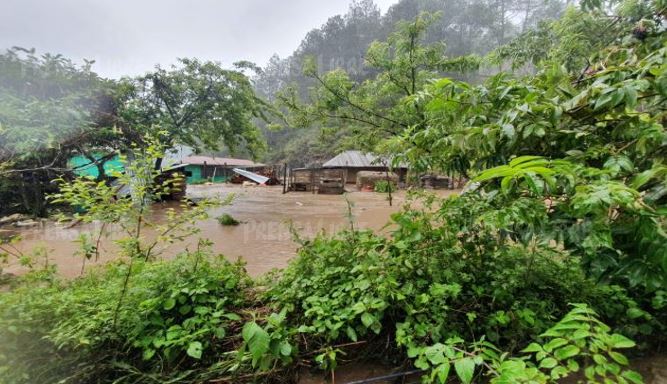 Correntadas de lodo dañan viviendas en Huehuetenango y tramo carretero podría colapsar