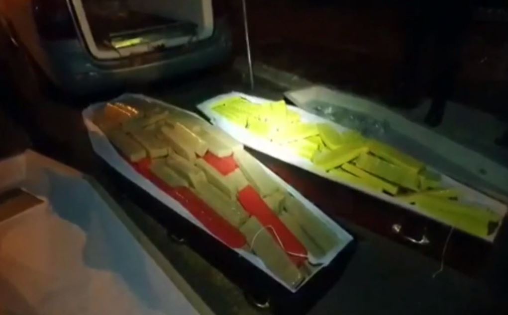 Video: Joven llevaba droga en ataúdes simulando que eran fallecidos por coronavirus