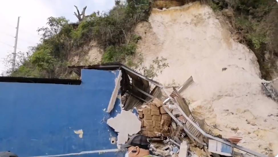 Derrumbe cae sobre predio de vehículos en Ciudad San Cristóbal, Mixco