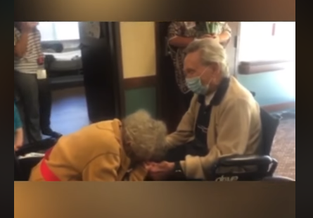 Así fue el emotivo reencuentro de una pareja de 90 años separada por el coronavirus en Estados Unidos