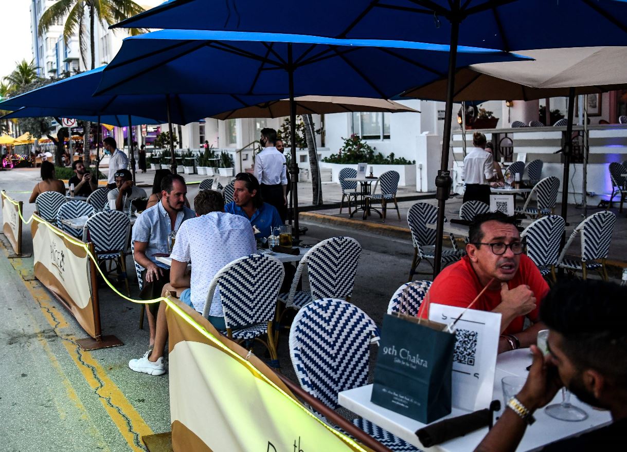 Alcohol, piscinas y fiesta en yates: jóvenes hambrientos de fiesta evaden al coronavirus cuando la cifra de casos llega a los cien mil en Florida