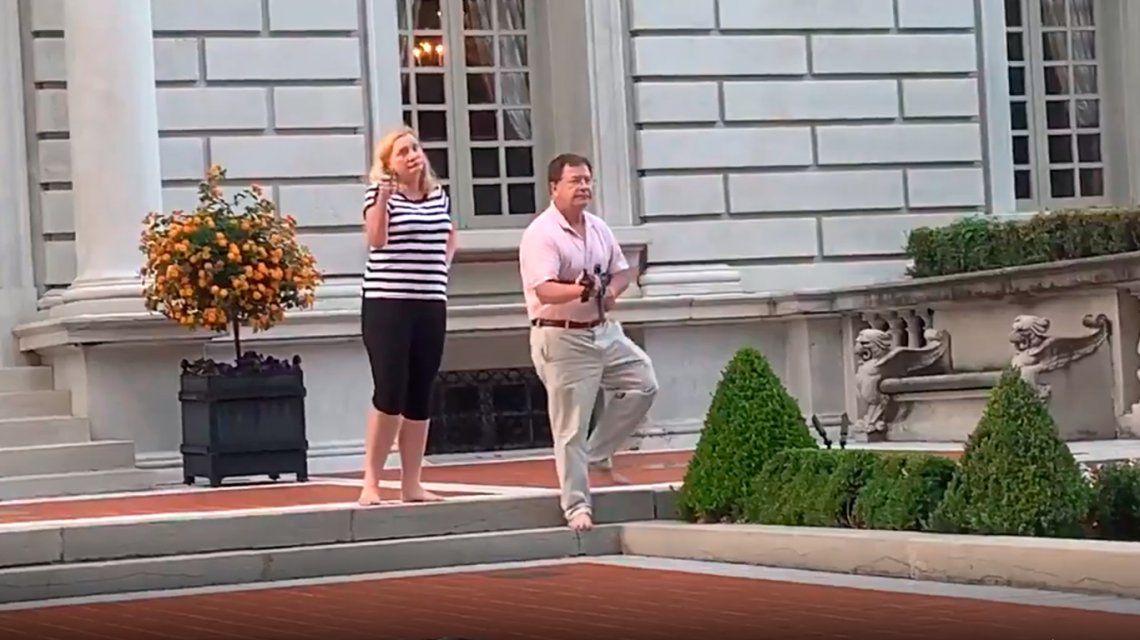 Video: Pareja apunta con fusil y pistola a manifestantes del movimiento Black Lives Matter