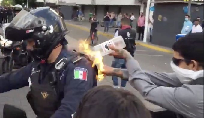 VIDEO: Manifestante le prende fuego a un policía en México